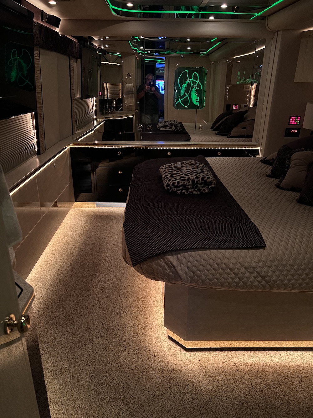 2005 Prevost Featherlite H3-45 For Sale