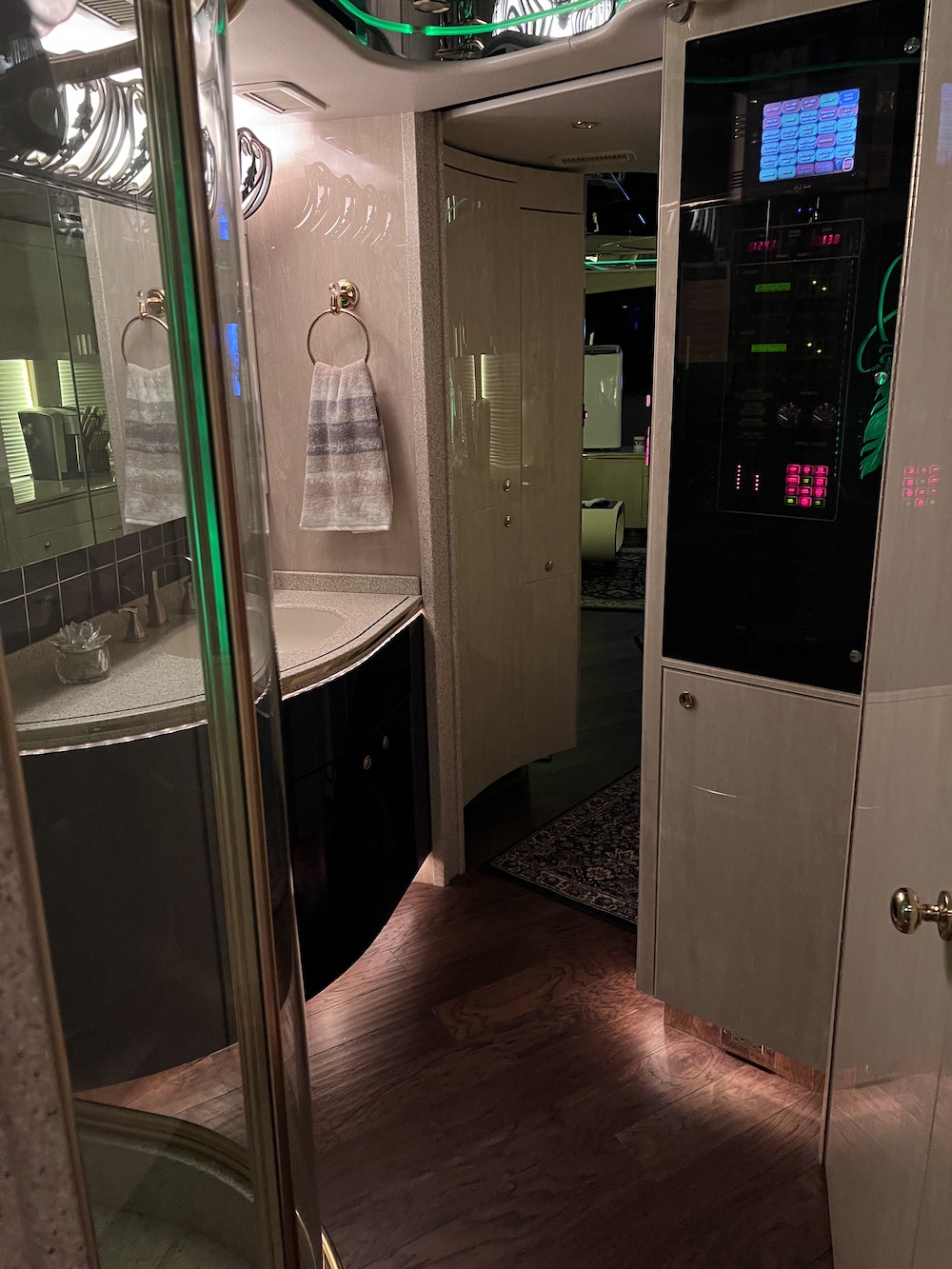 2005 Prevost Featherlite H3-45 For Sale