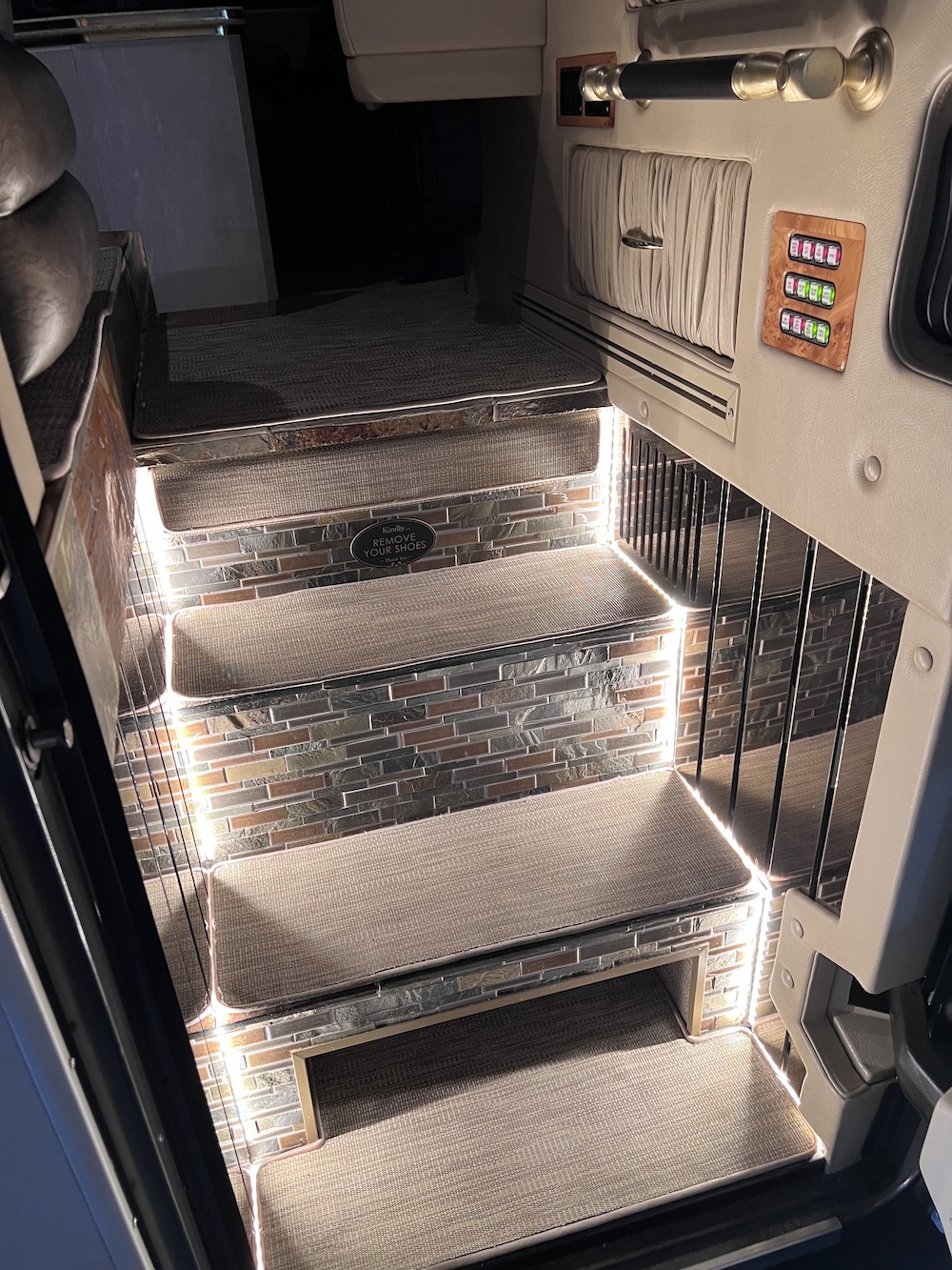 2005 Prevost Featherlite H3-45 For Sale