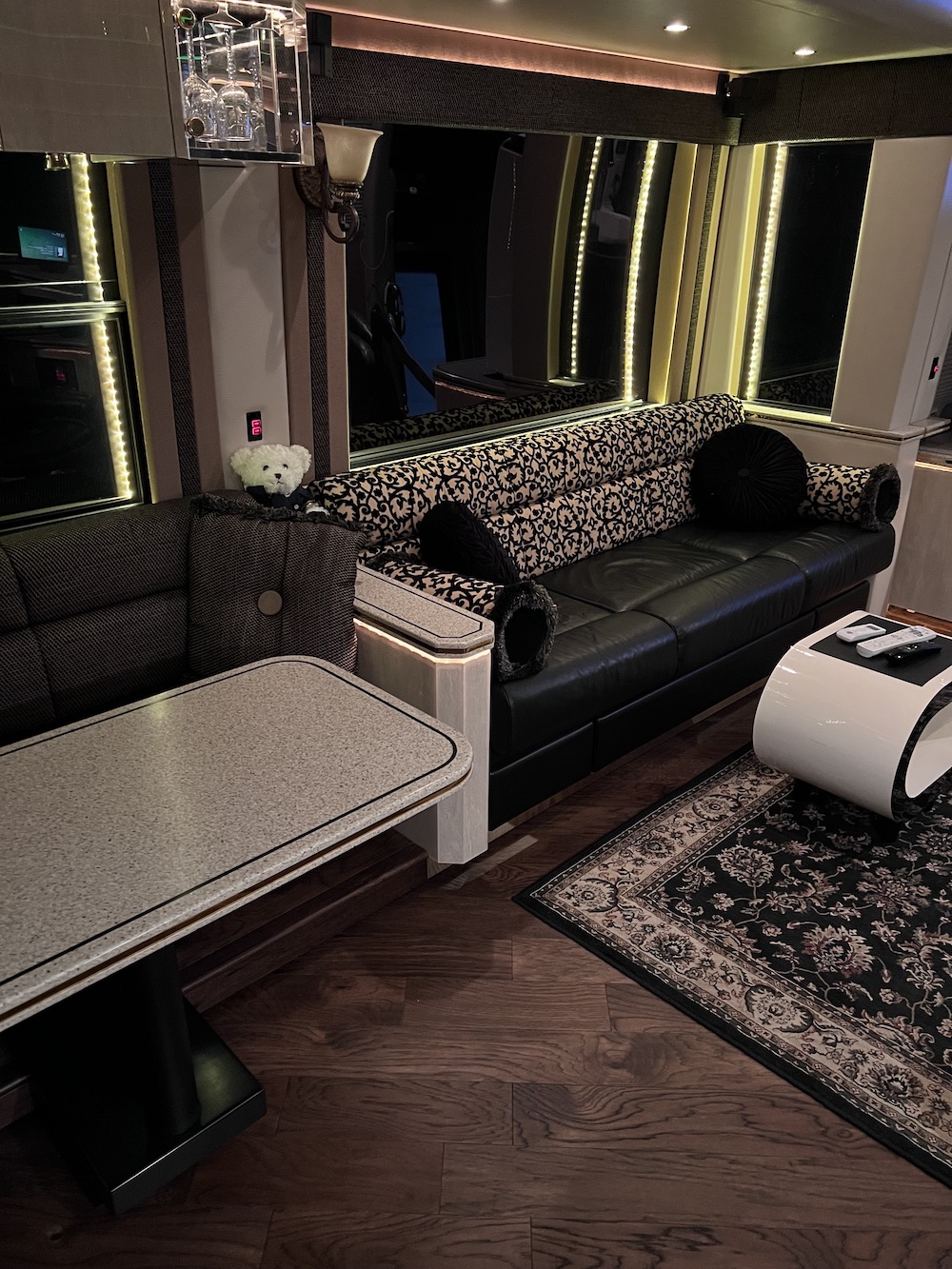 2005 Prevost Featherlite H3-45 For Sale