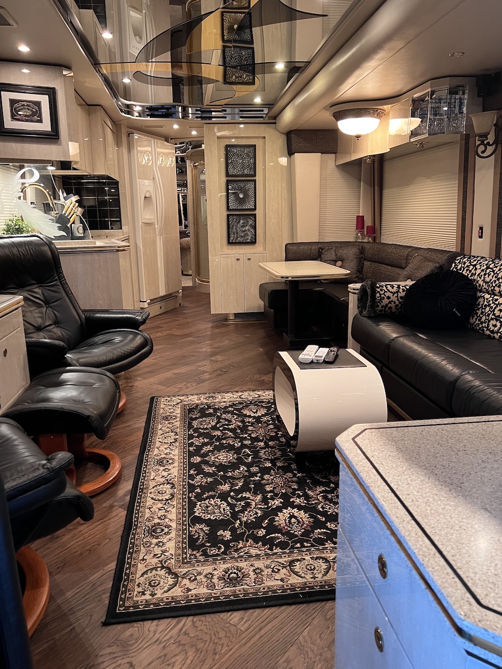 2005 Prevost Featherlite H3-45 For Sale