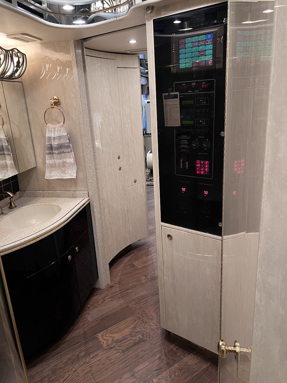 2005 Prevost Featherlite H3-45 For Sale