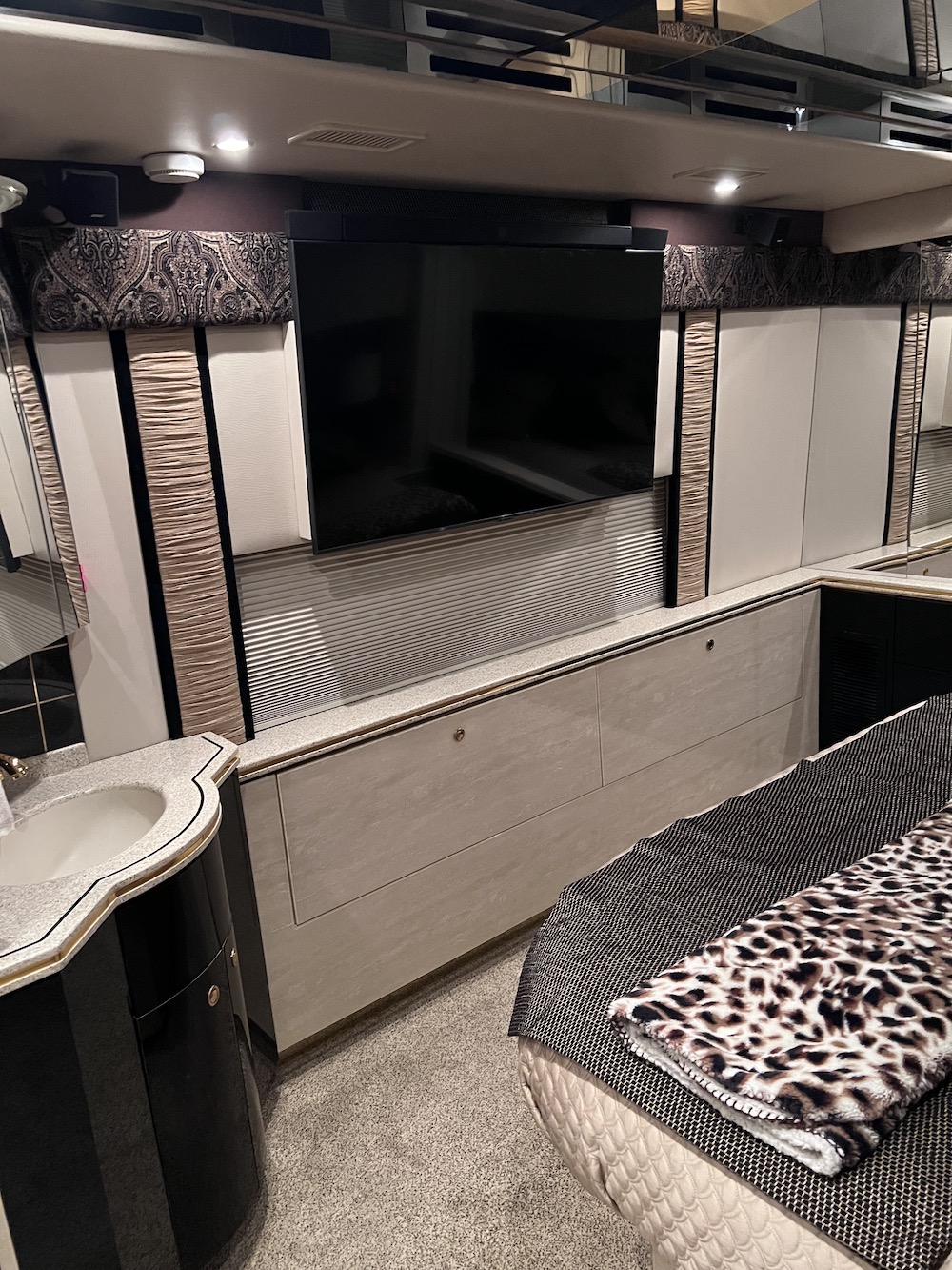 2005 Prevost Featherlite H3-45 For Sale