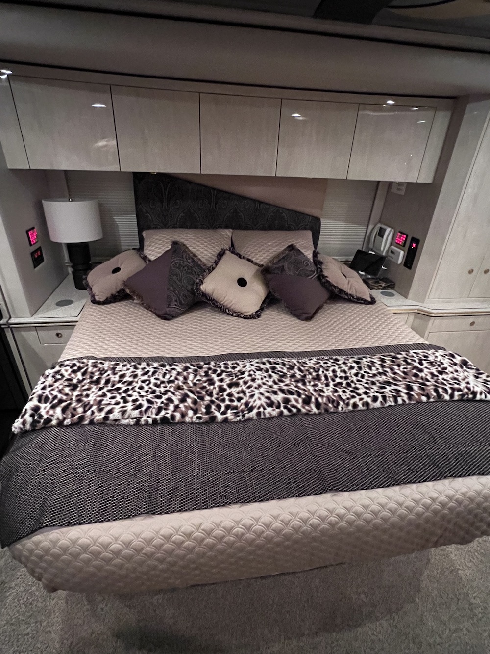 2005 Prevost Featherlite H3-45 For Sale
