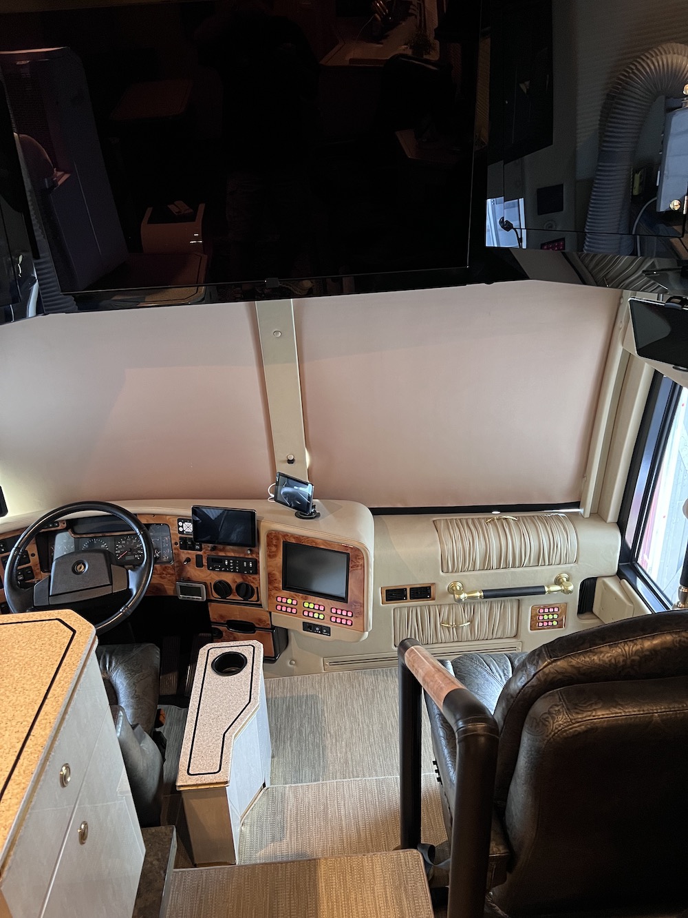 2005 Prevost Featherlite H3-45 For Sale