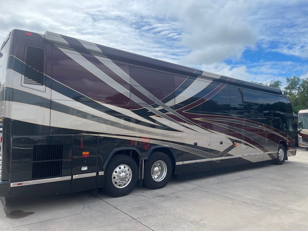 2005 Prevost Featherlite  H3-45 For Sale
