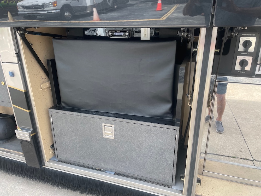 2005 Prevost Featherlite H3-45 For Sale