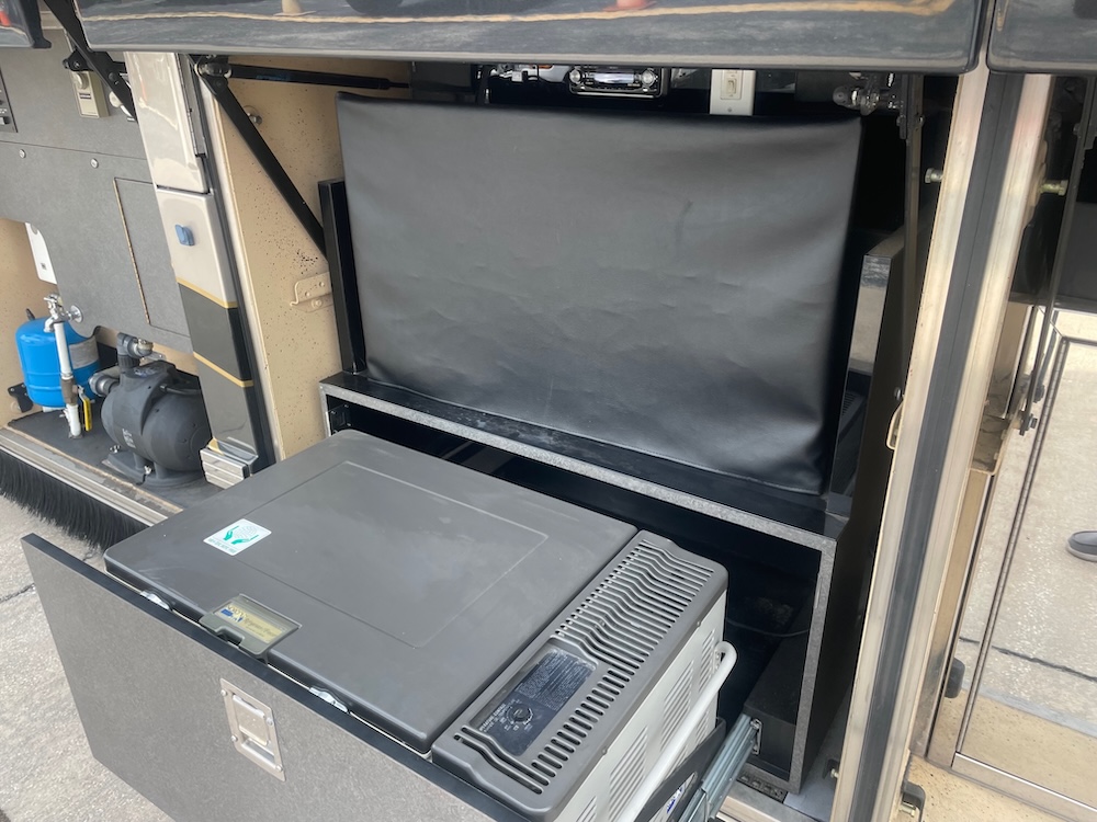 2005 Prevost Featherlite H3-45 For Sale