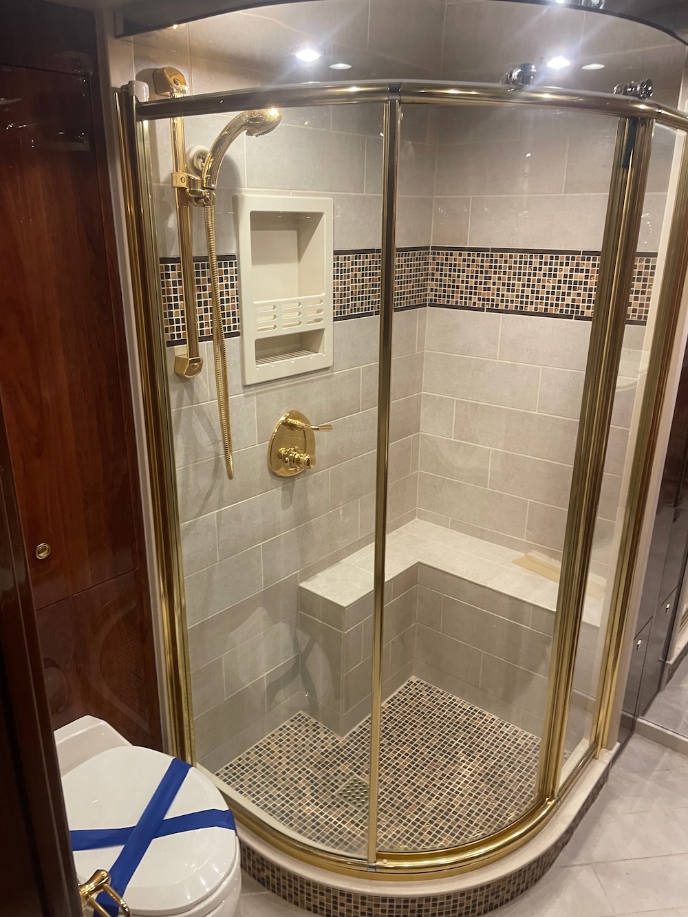 2005 Prevost Featherlite H3-45 For Sale