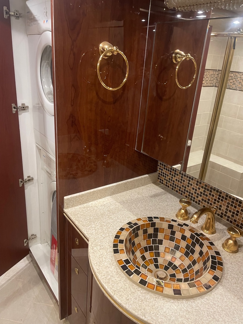 2005 Prevost Featherlite H3-45 For Sale