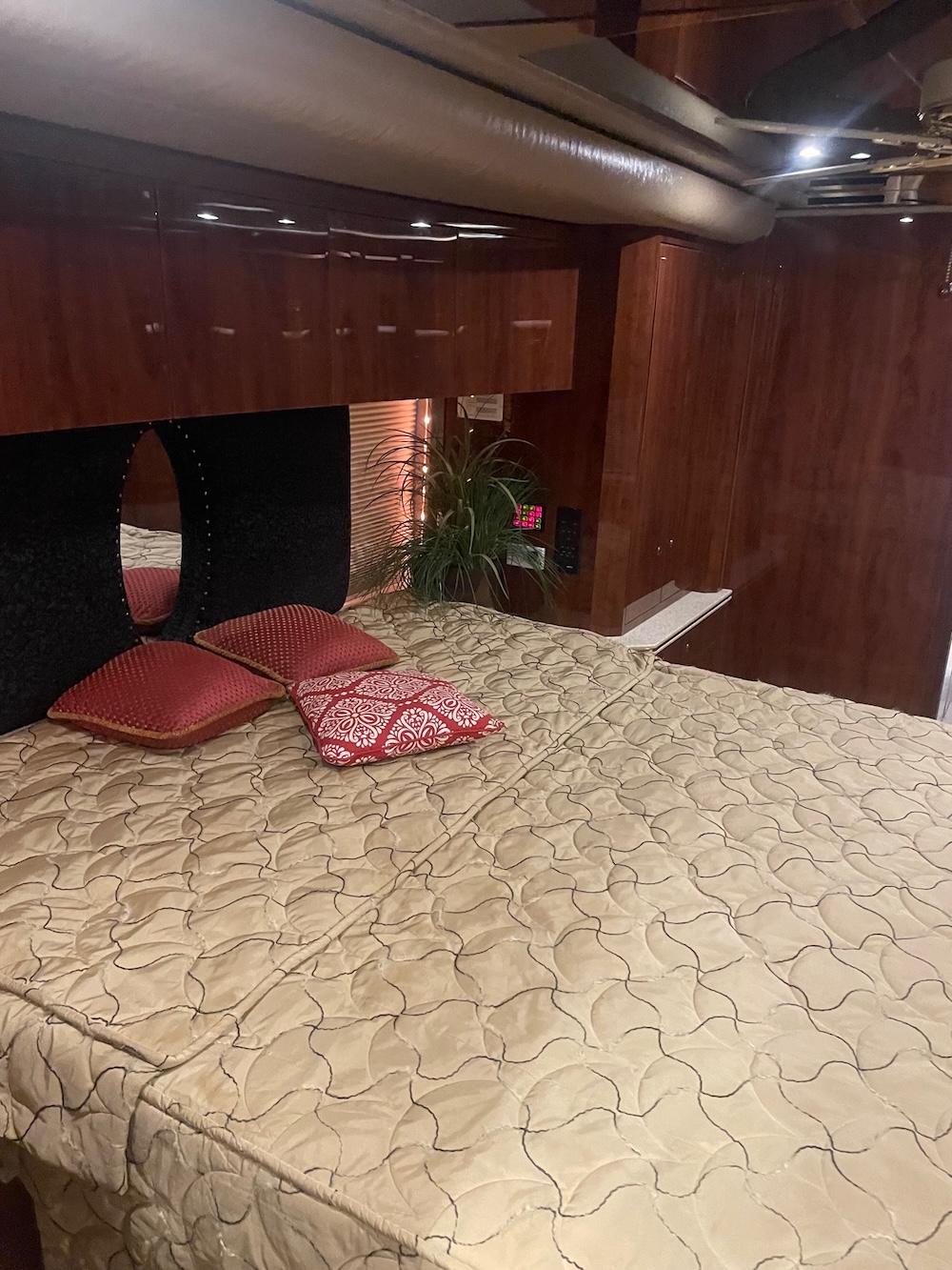 2005 Prevost Featherlite H3-45 For Sale