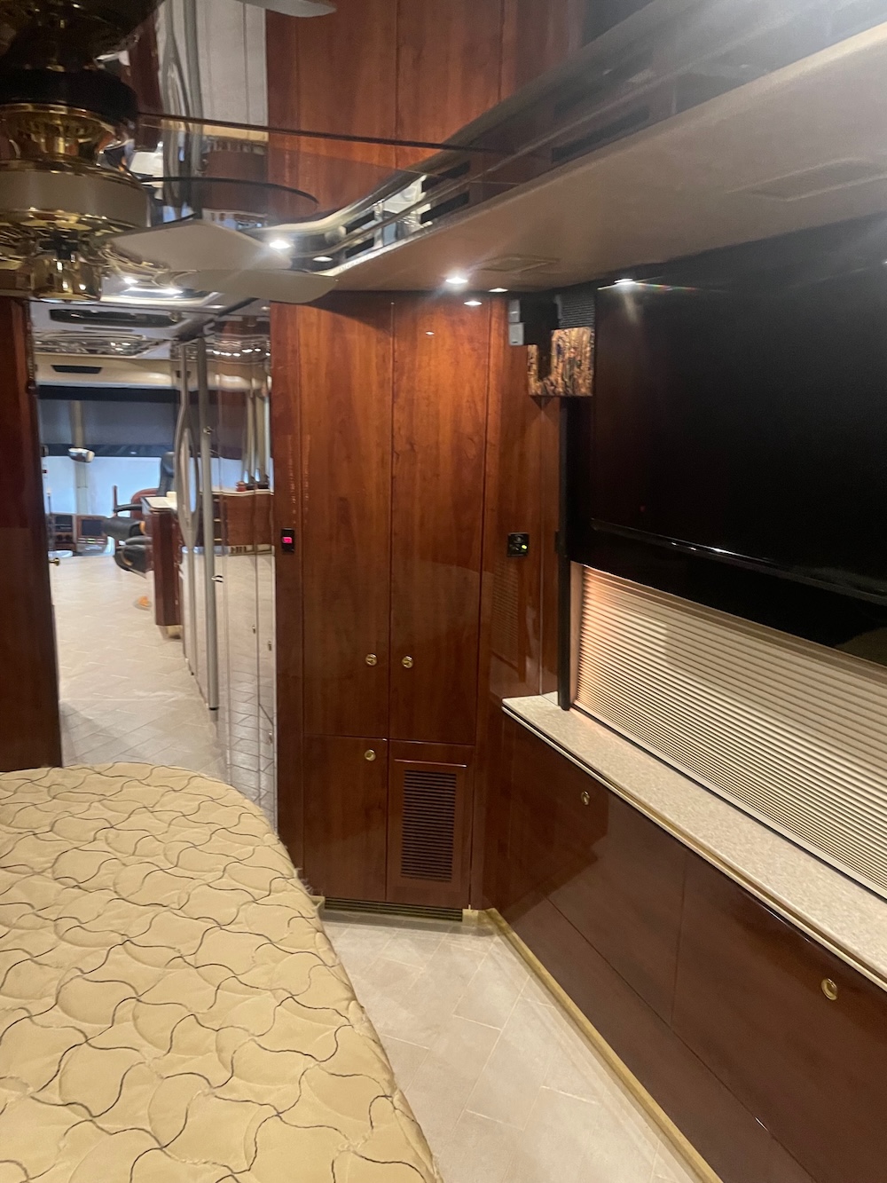 2005 Prevost Featherlite H3-45 For Sale