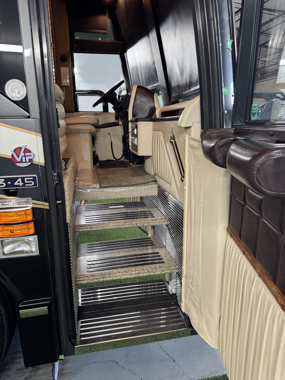 2005 Prevost Liberty H3-45 For Sale