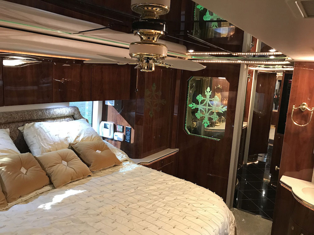 2006 Prevost Featherlite H3-45 For Sale