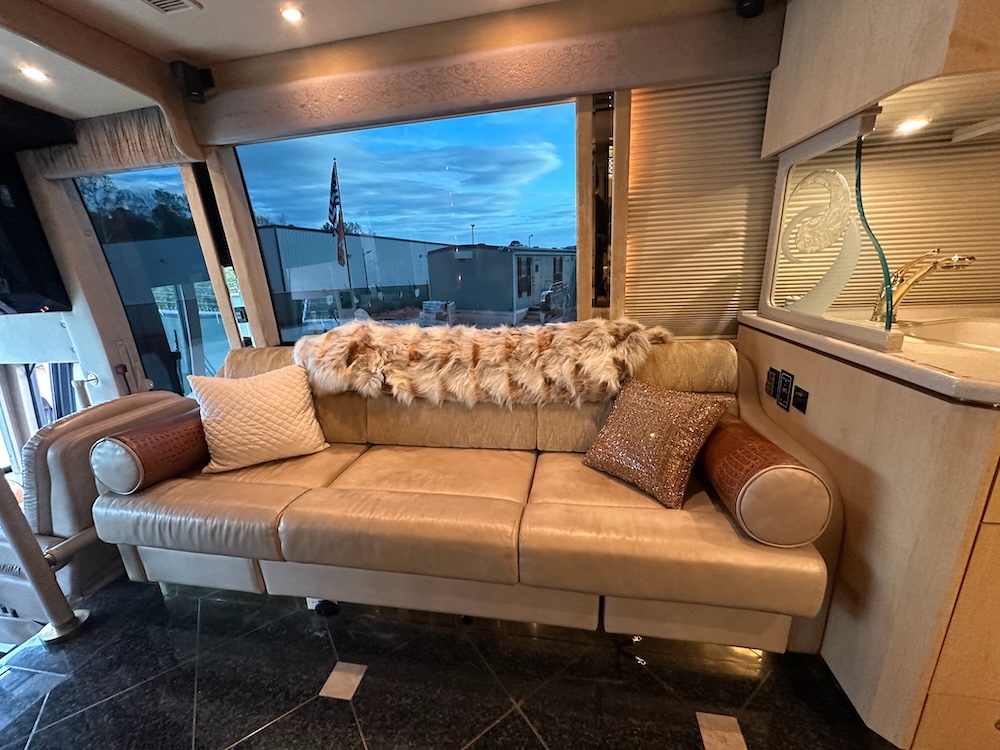 2006 Prevost Featherlite H3-45 For Sale