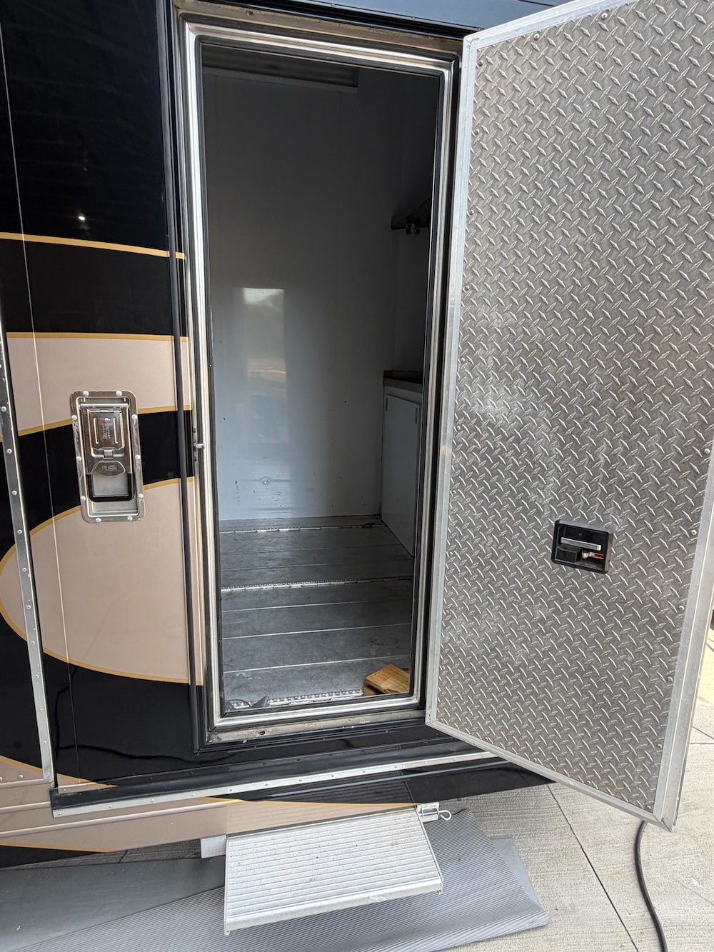 2006 Prevost Featherlite H3-45 For Sale