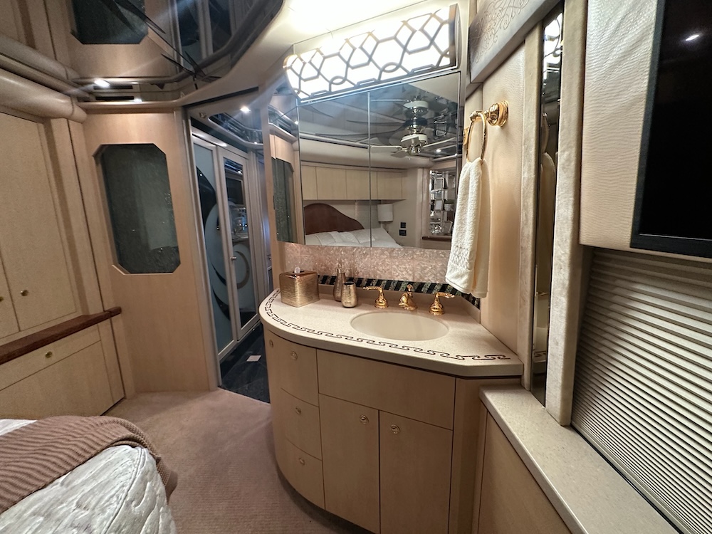 2006 Prevost Featherlite H3-45 For Sale