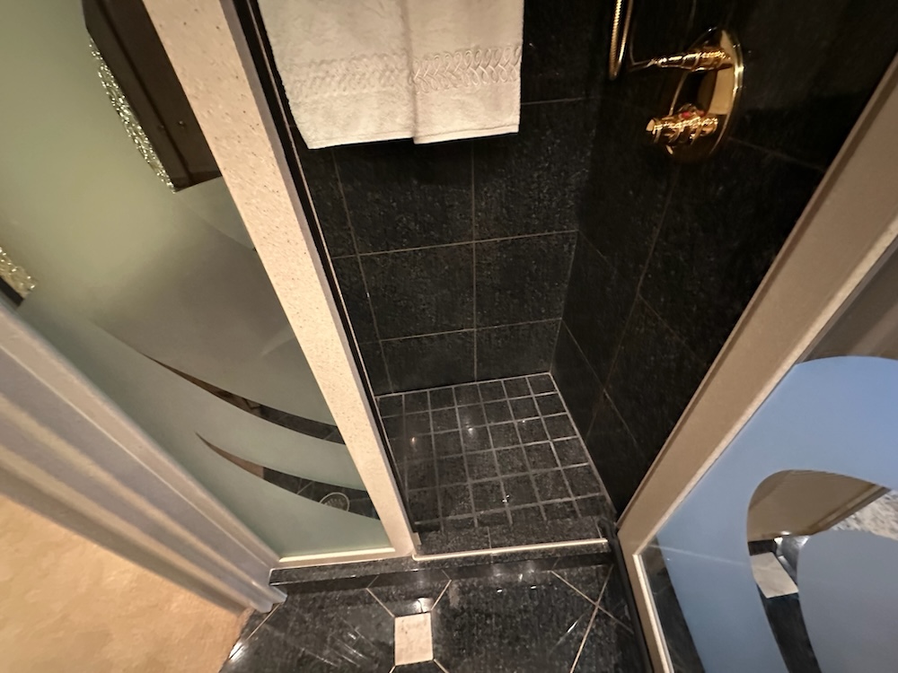 2006 Prevost Featherlite H3-45 For Sale