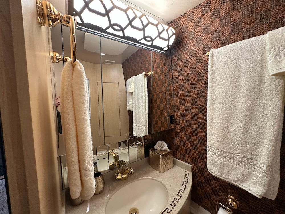 2006 Prevost Featherlite H3-45 For Sale