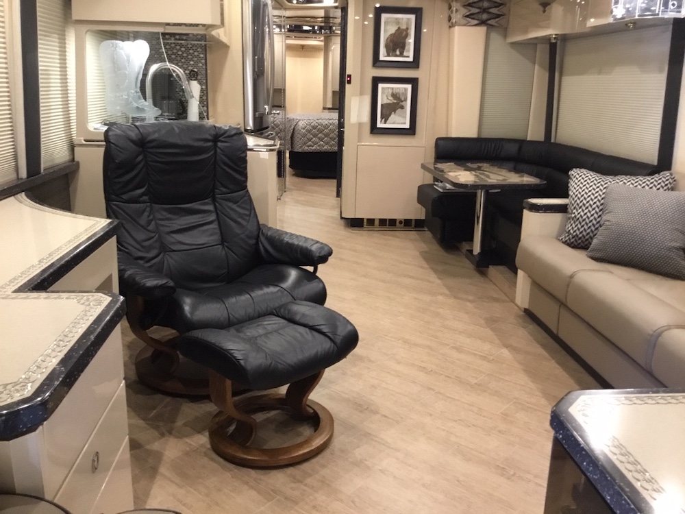 2006 Prevost Featherlite H3-45 For Sale