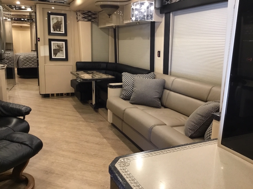 2006 Prevost Featherlite H3-45 For Sale