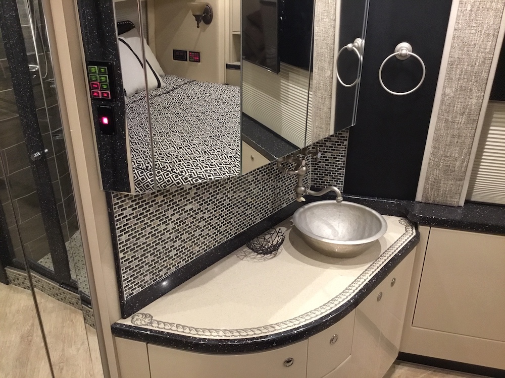 2006 Prevost Featherlite H3-45 For Sale