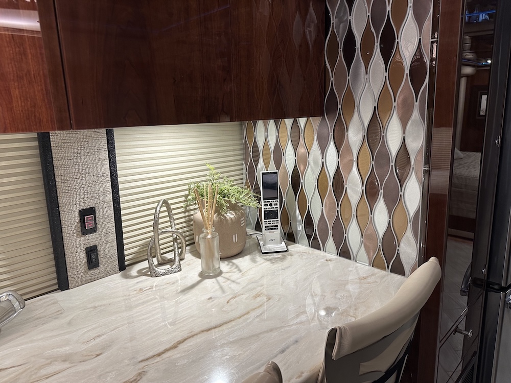 2007 Prevost Featherlite H3-45 For Sale