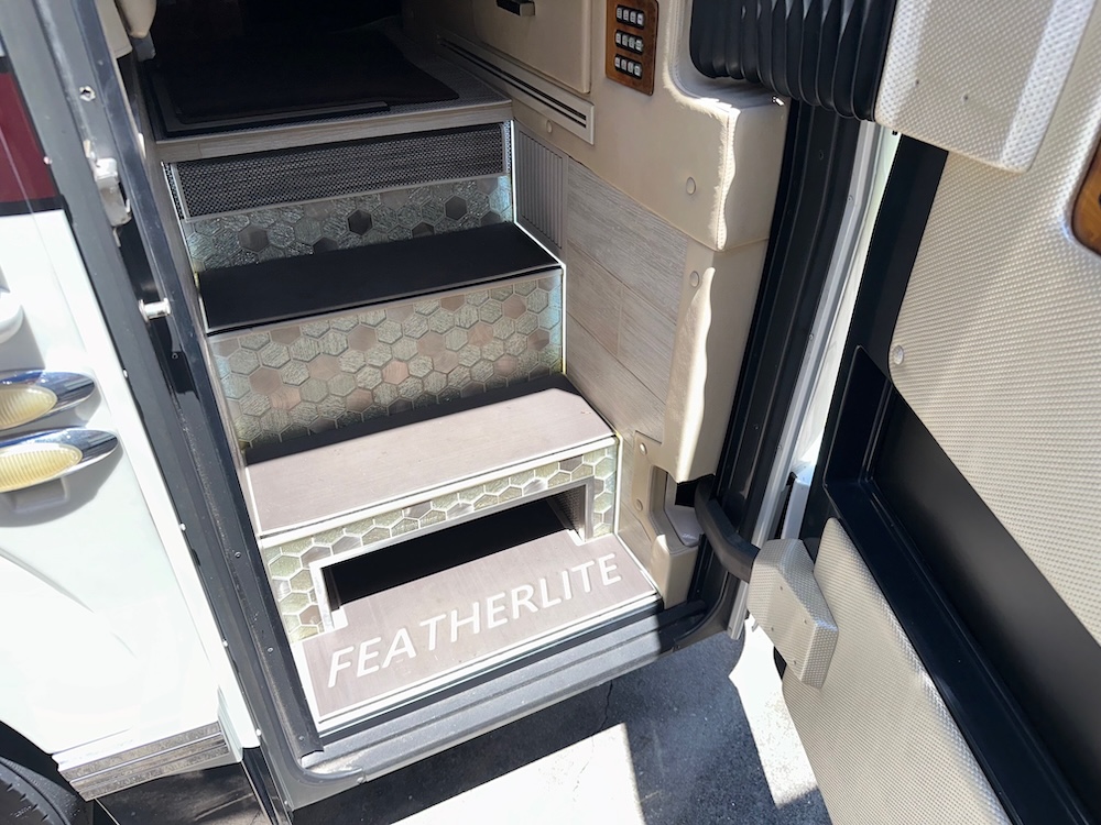 2007 Prevost Featherlite H3-45 For Sale