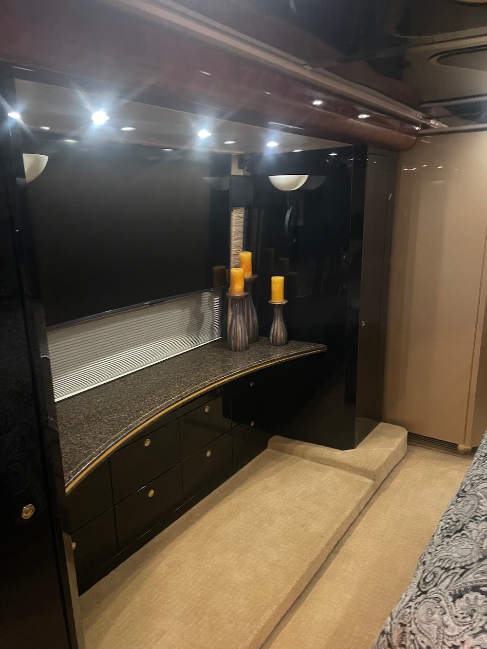 2008 Prevost Featherlite   H3-45 For Sale