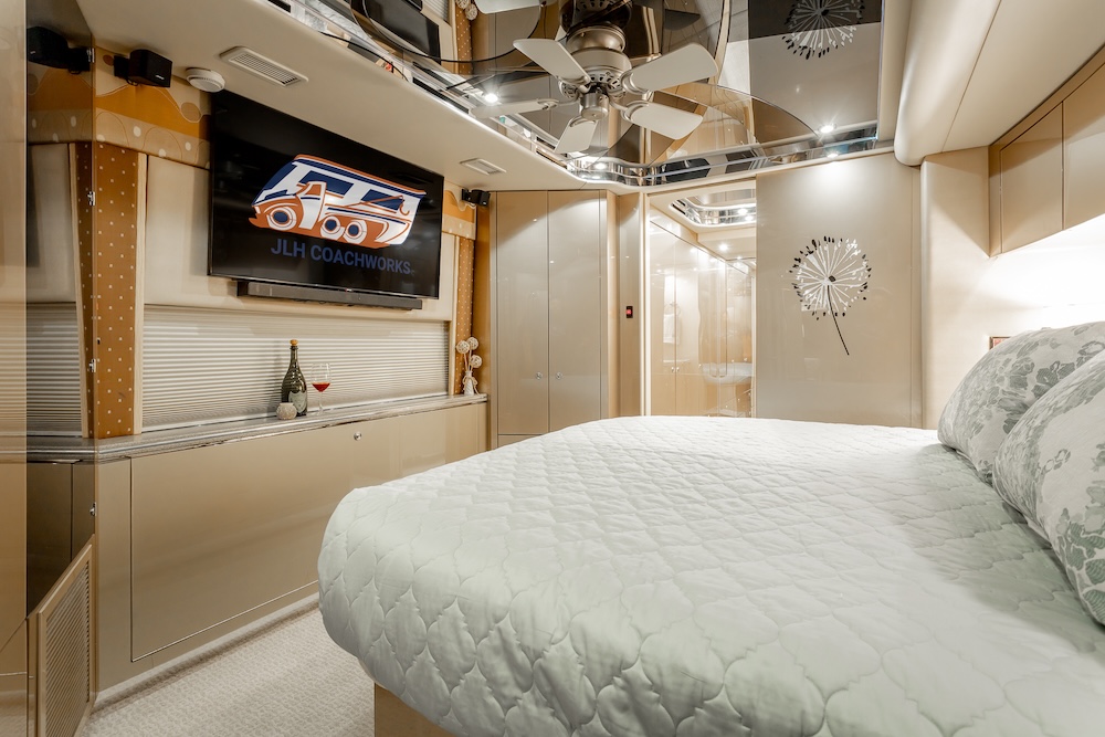 2007 Prevost Featherlite H3-45 For Sale
