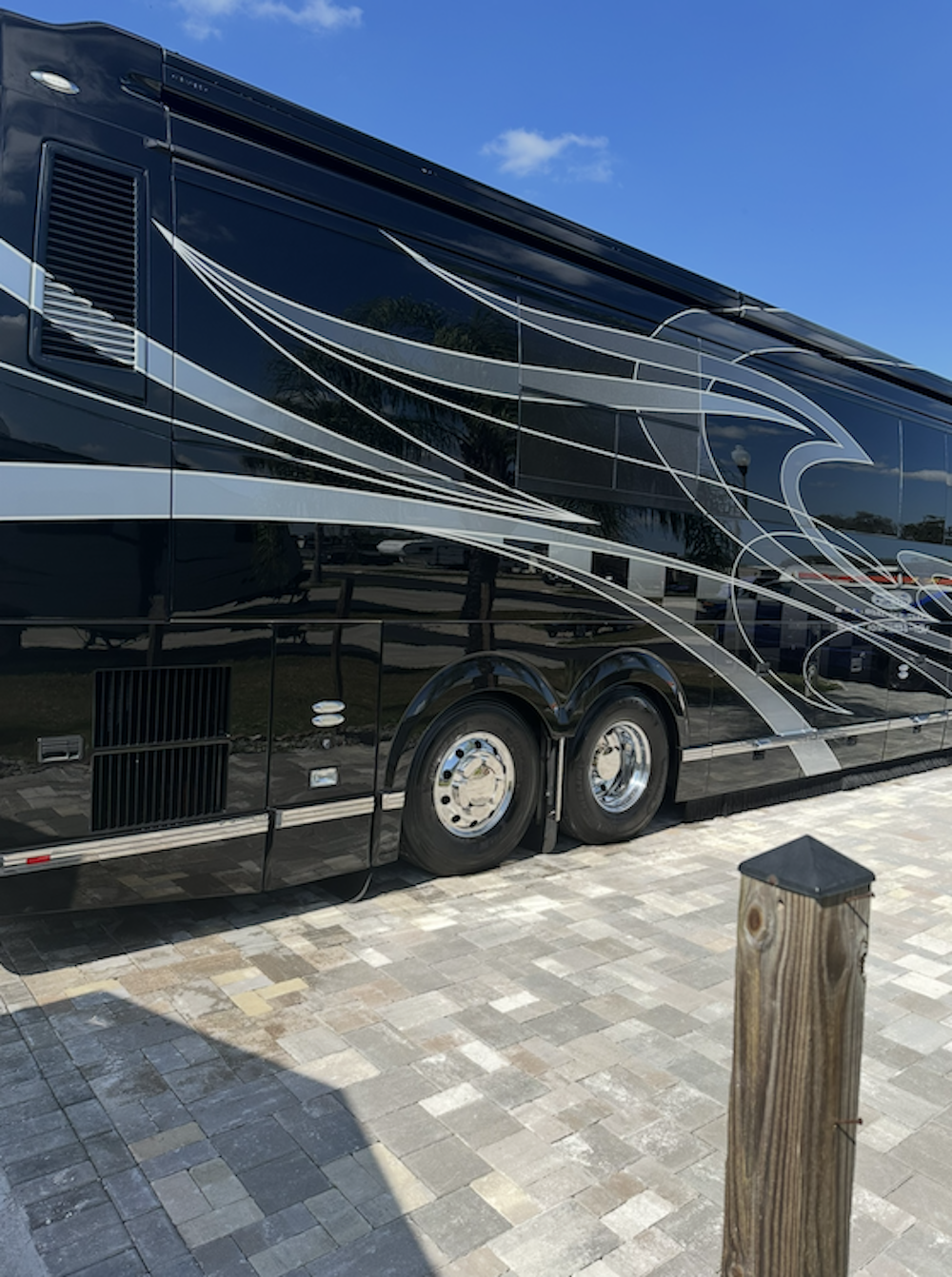 2007 Prevost Featherlite H3-45 For Sale