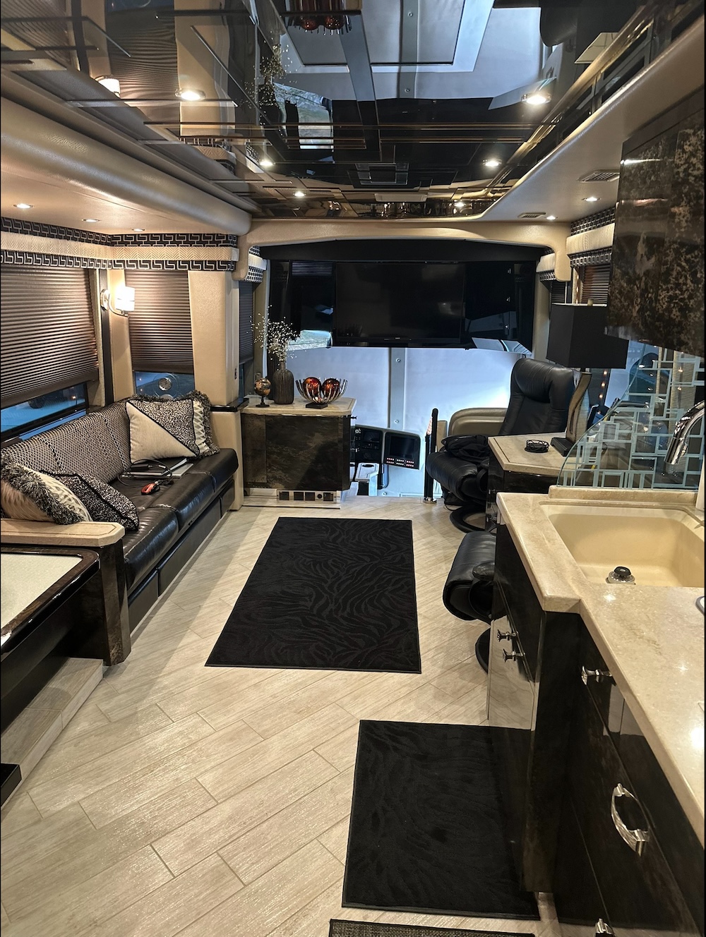 2007 Prevost Featherlite H3-45 For Sale