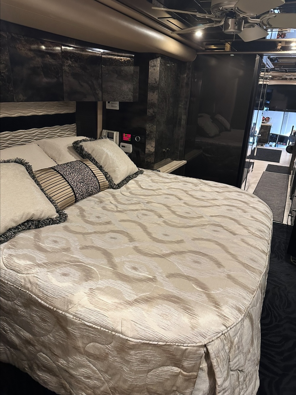 2007 Prevost Featherlite H3-45 For Sale