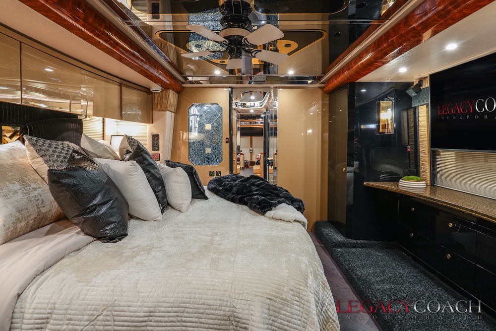 2007 Prevost Featherlite H3-45 For Sale