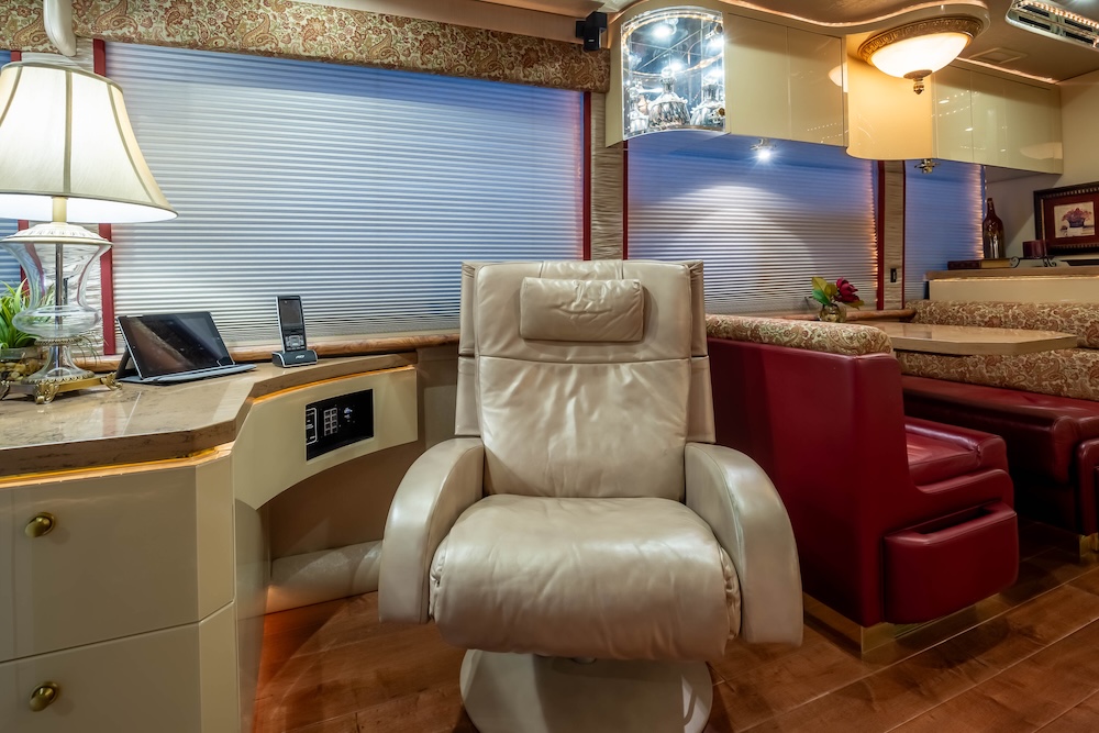 2007 Prevost Featherlite H3-45 For Sale