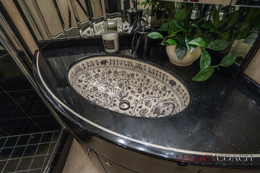 2007 Prevost Featherlite XLII For Sale