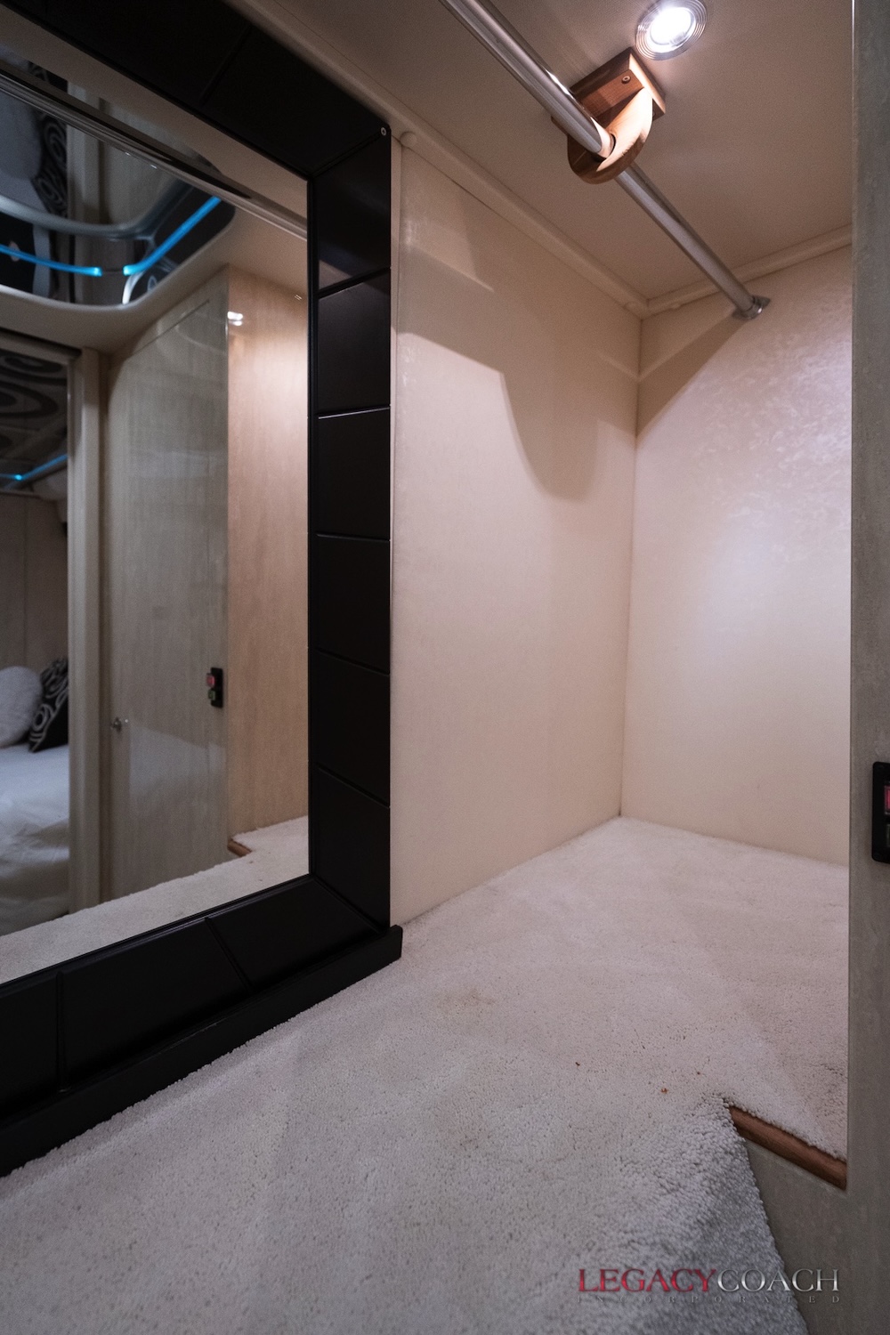 2007 Prevost Featherlite XLII For Sale