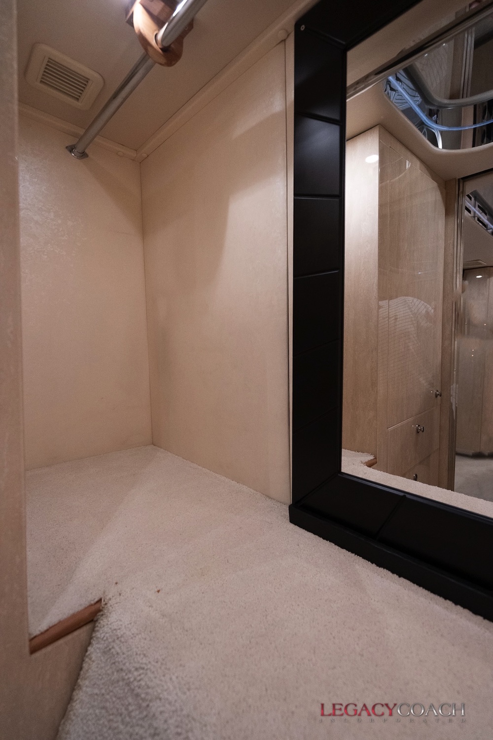 2007 Prevost Featherlite XLII For Sale