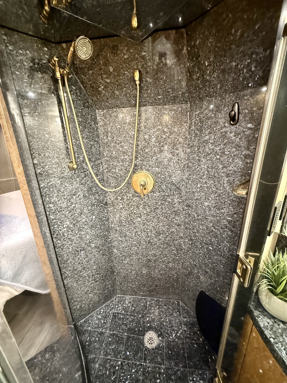 2008 Prevost Millennium  H3-45 For Sale