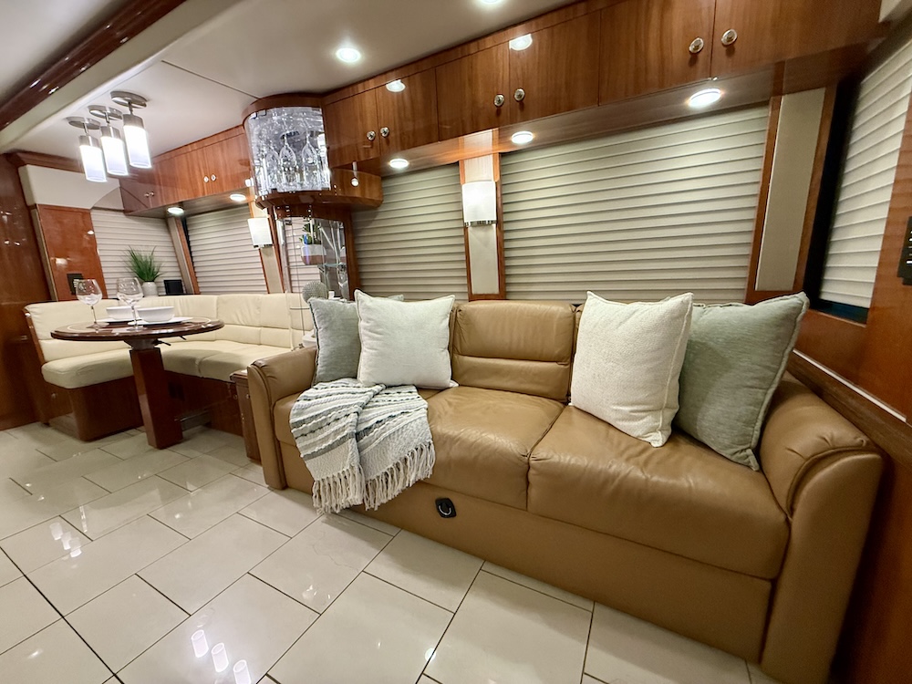 2008 Prevost Parliament H3-45 For Sale