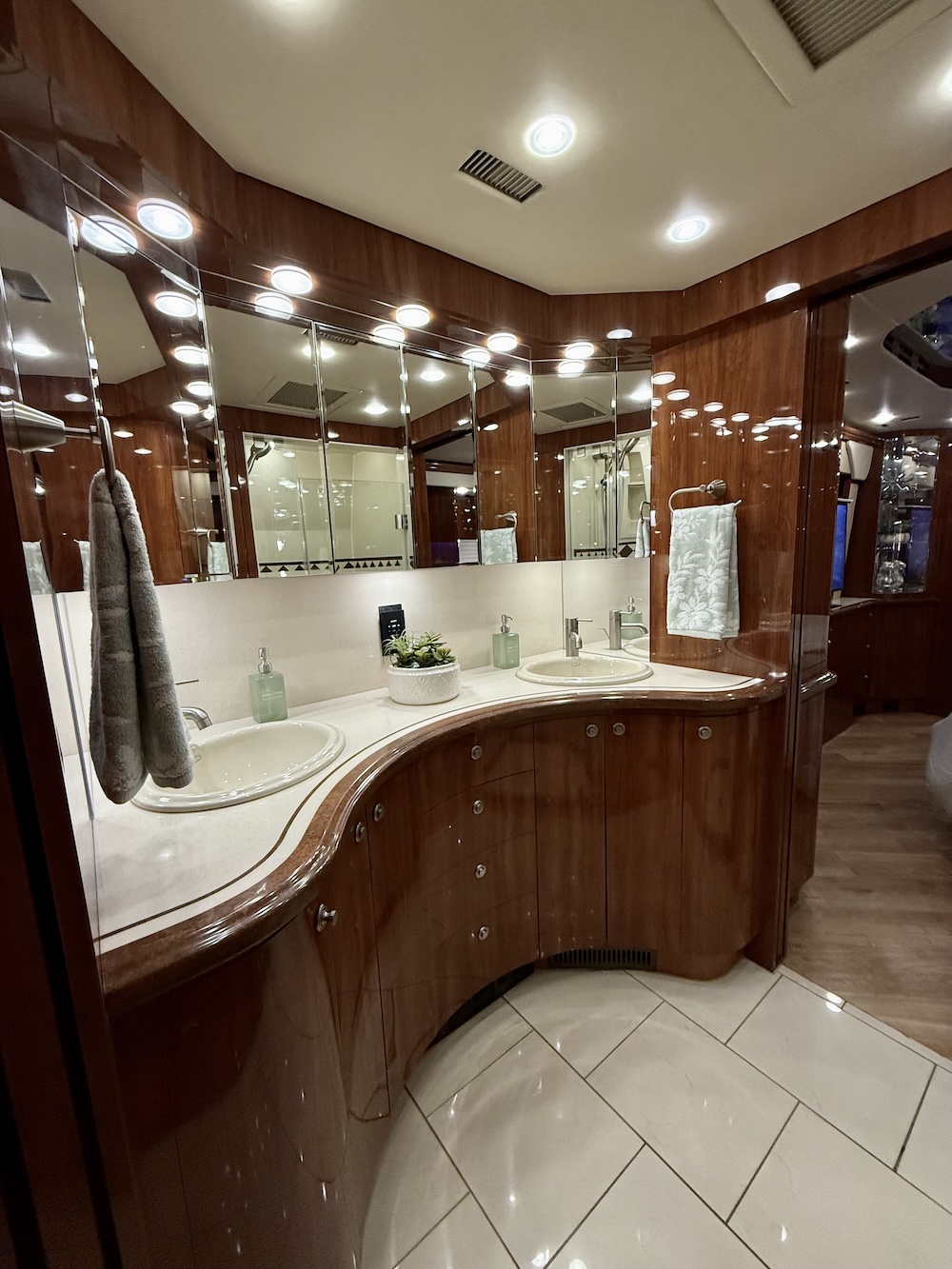 2008 Prevost Parliament H3-45 For Sale