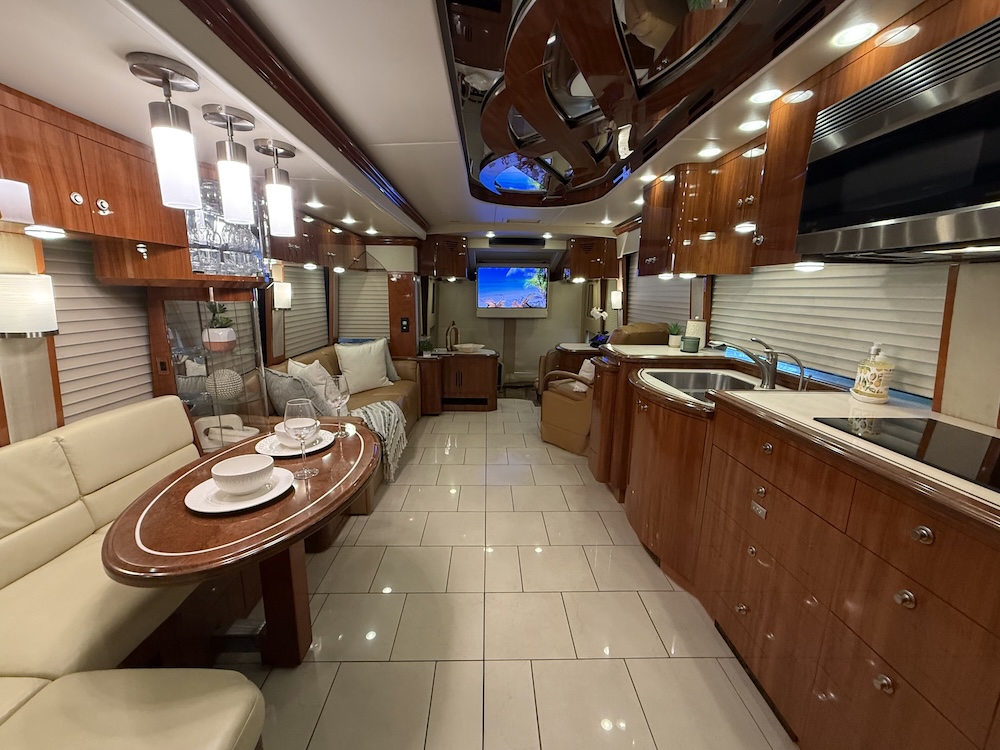 2008 Prevost Parliament H3-45 For Sale