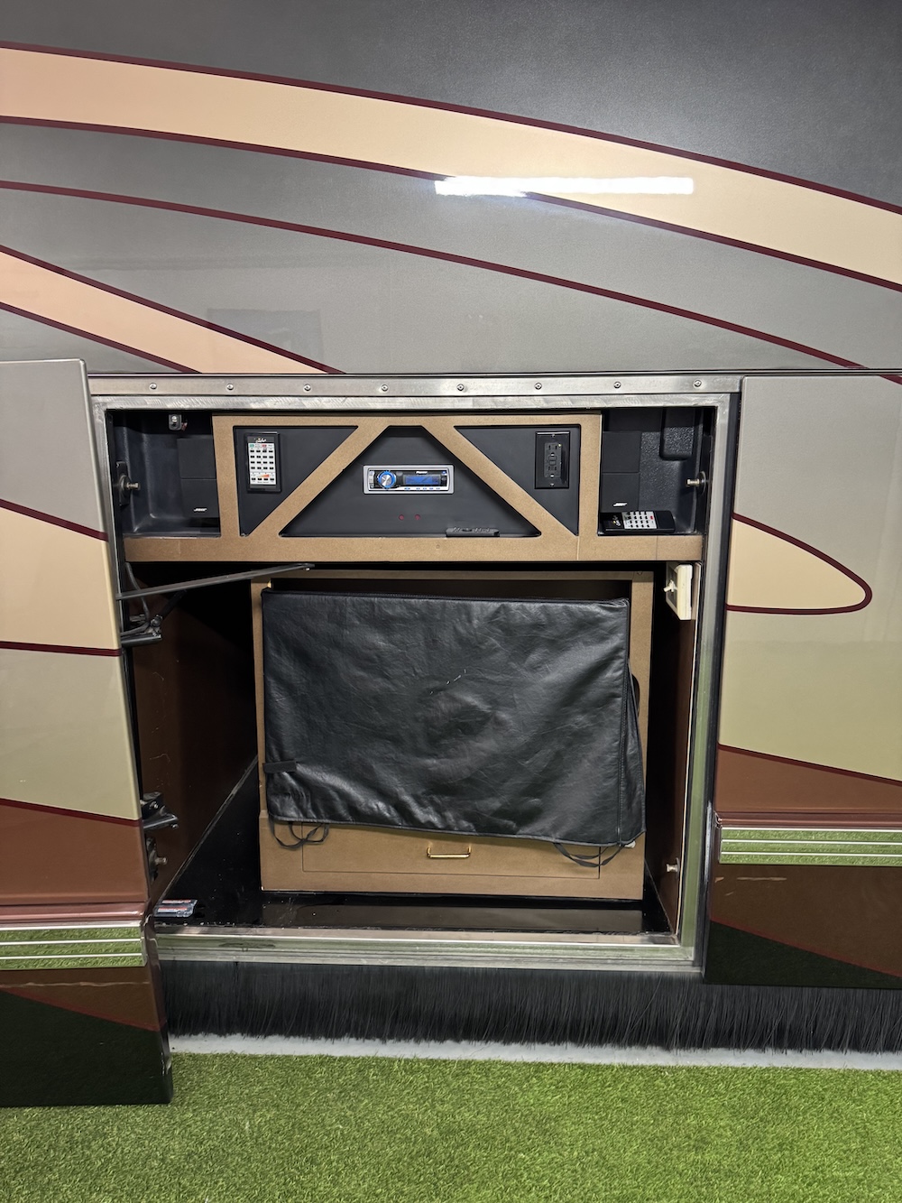 2009 Prevost Featherlite H3-45  For Sale