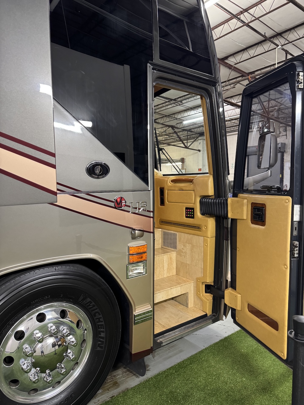 2009 Prevost Featherlite H3-45  For Sale