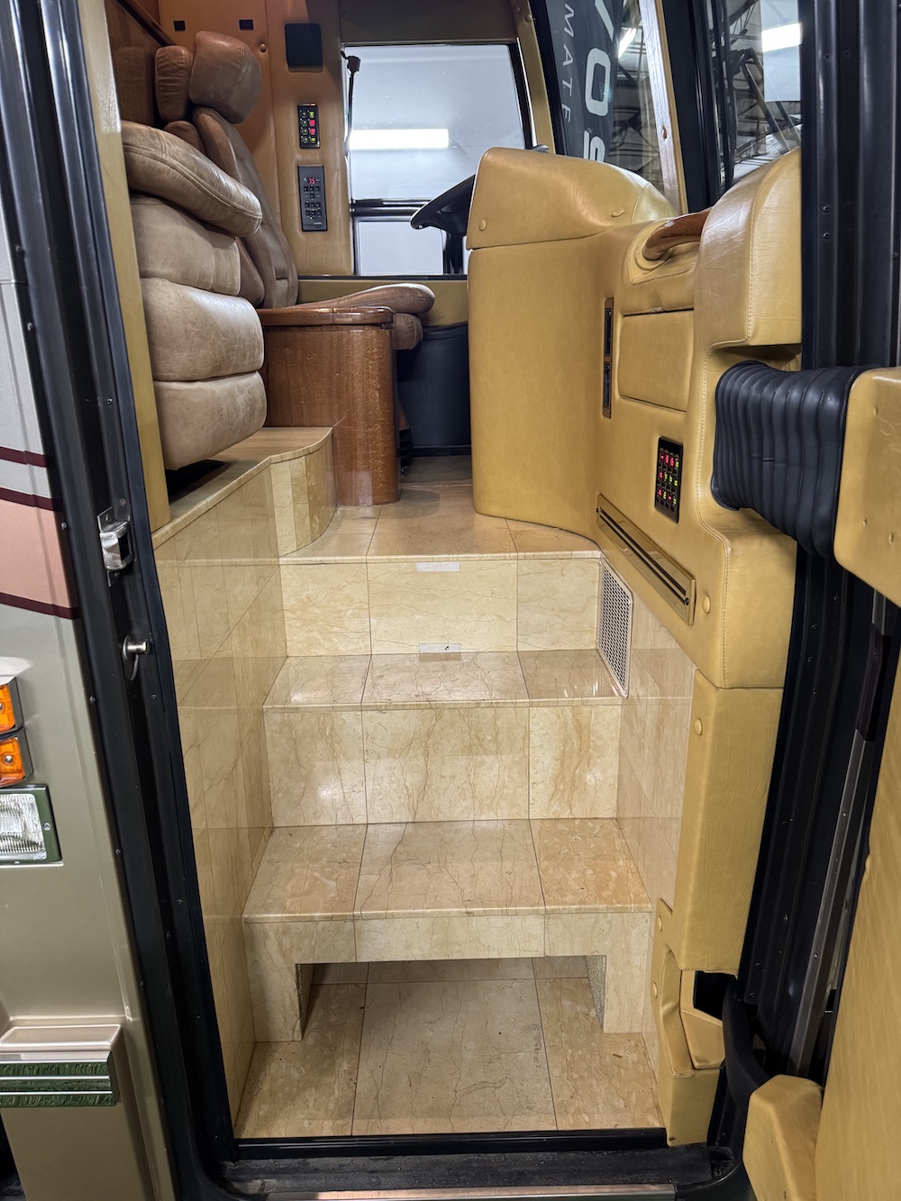 2009 Prevost Featherlite H3-45  For Sale