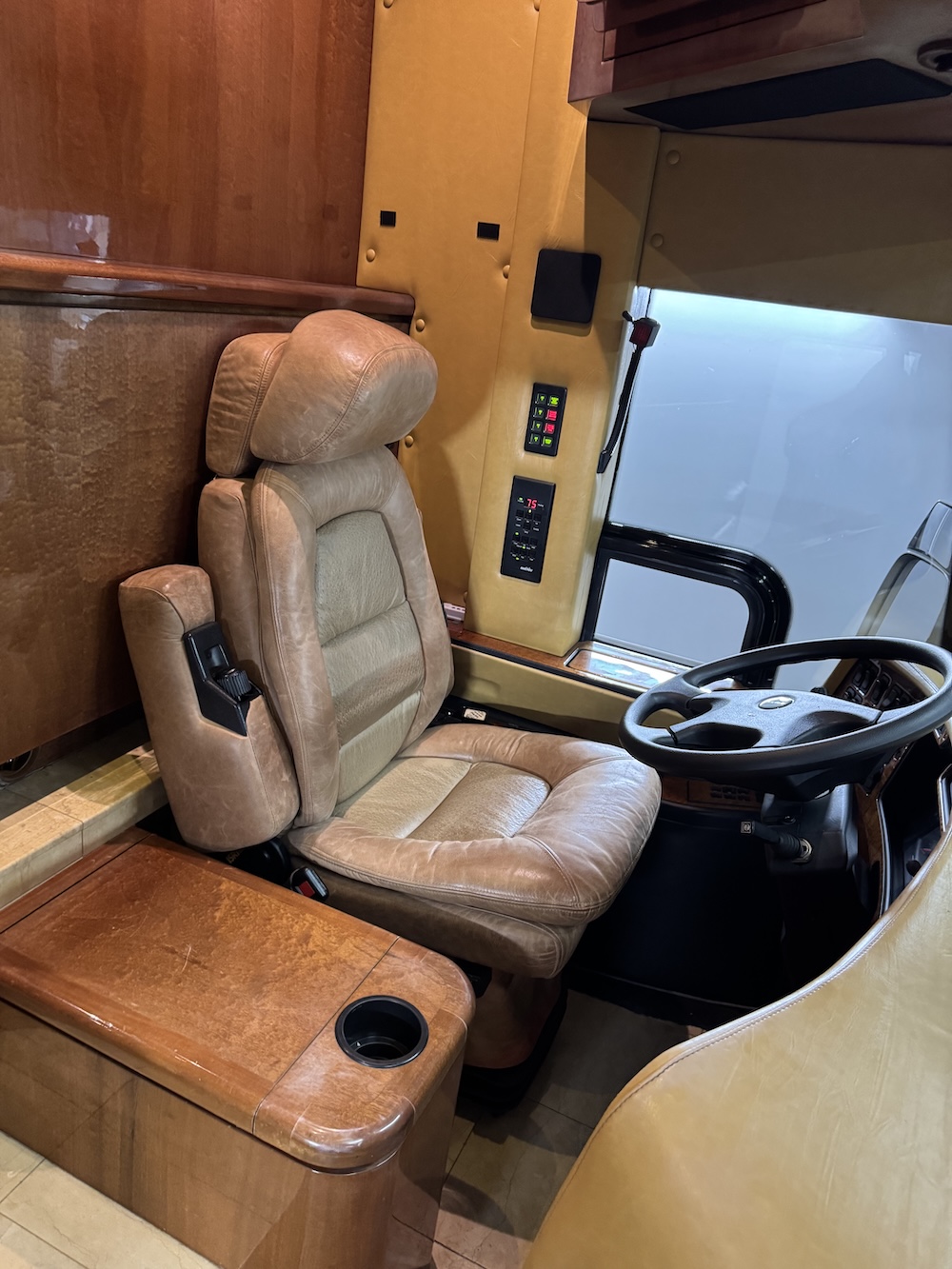 2009 Prevost Featherlite H3-45  For Sale