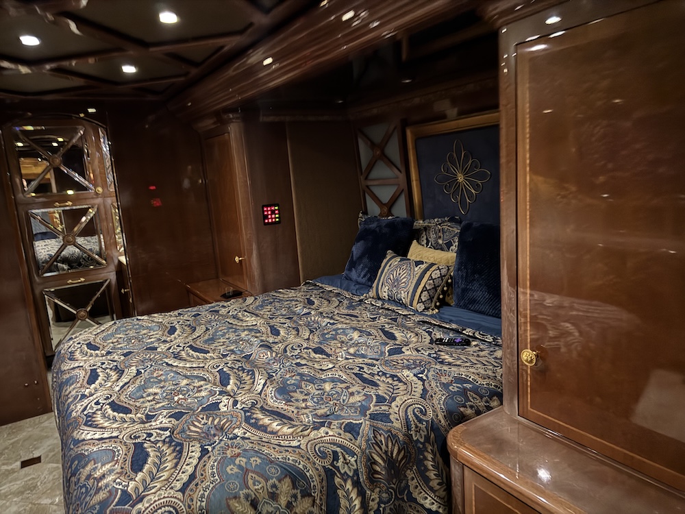 2009 Prevost Featherlite H3-45  For Sale