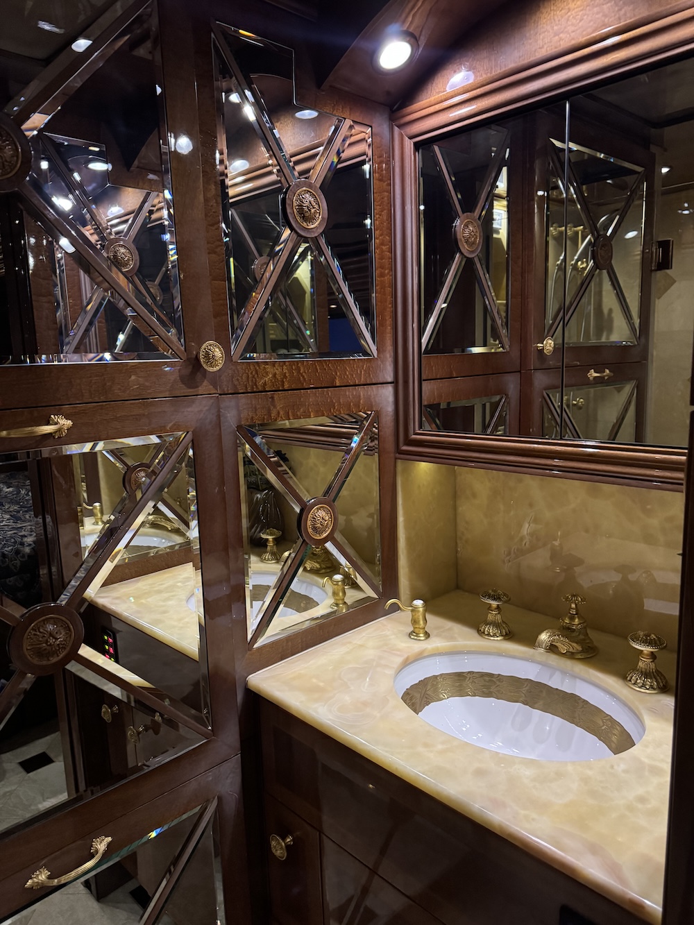 2009 Prevost Featherlite H3-45  For Sale