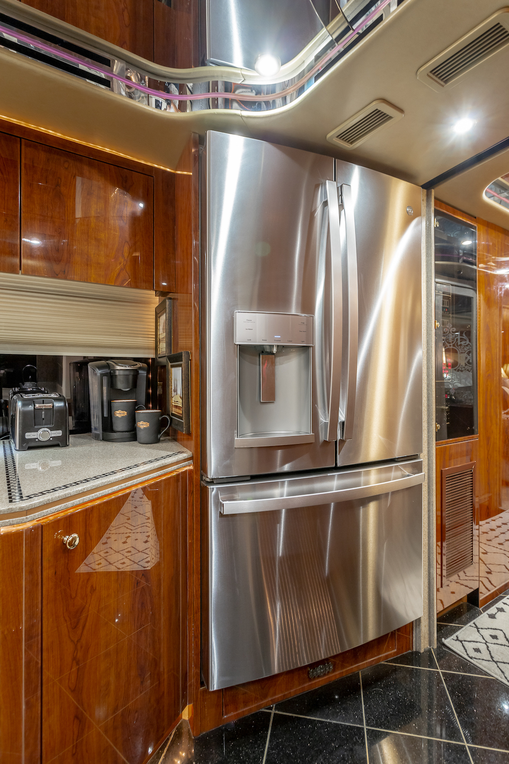 2009 Prevost Featherlite H3-45 For Sale