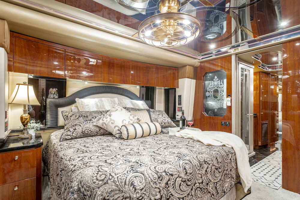 2009 Prevost Featherlite H3-45 For Sale